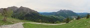 10 Partito da Alpe Arera  sul sent. 137  con vista in Alben -conca di Oltre il Colle e cime Foppazzi e Grem 